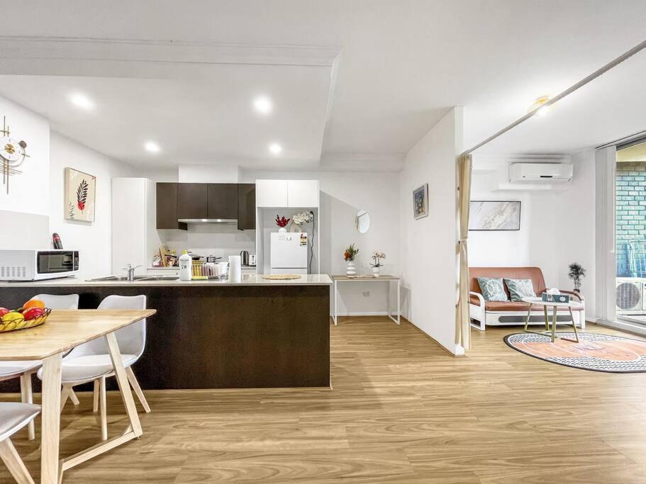 Parkview & Private Parking & Close To Station *