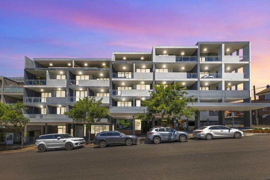 Parkview & Private Parking & Close To Station Apartment *
