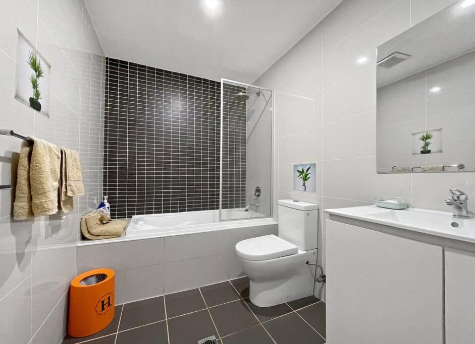 Parkview & Private Parking & Close To Station Sydney