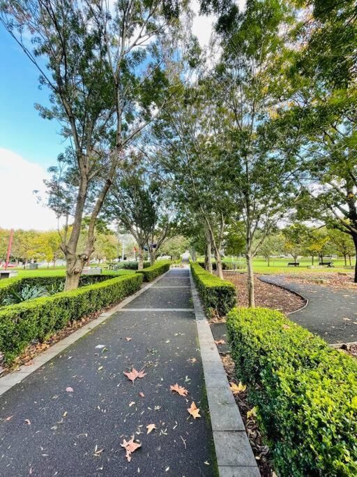 Parkview & Private Parking & Close To Station Apartment