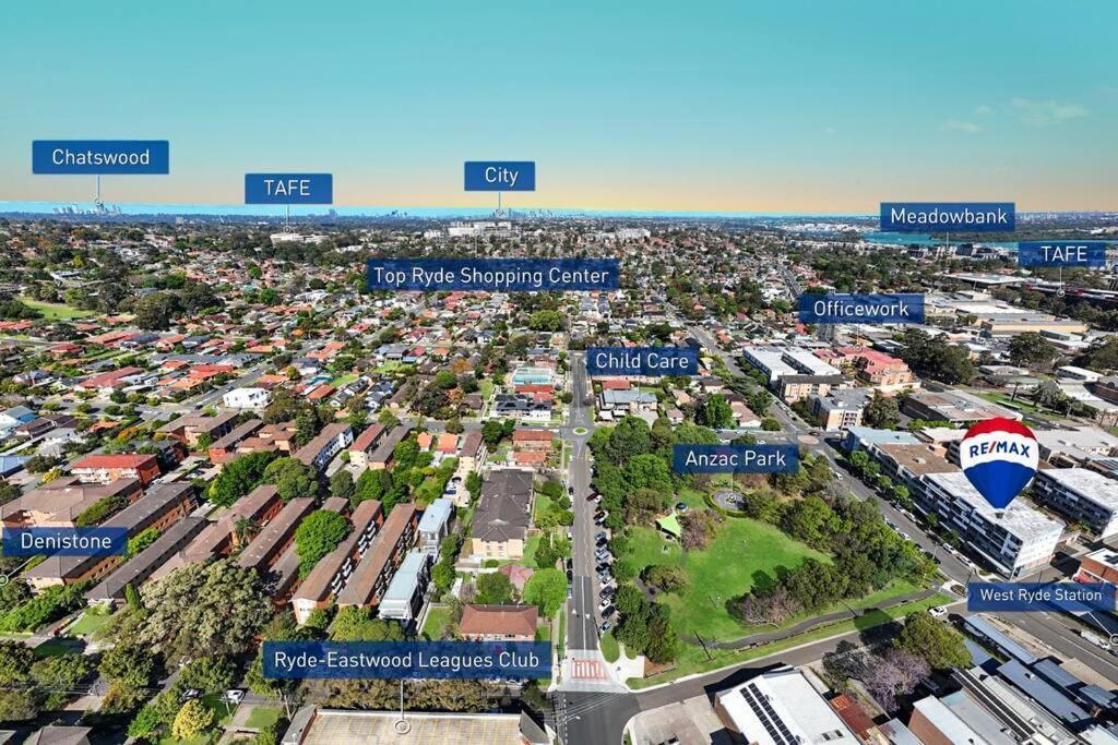 Parkview & Private Parking & Close To Station Apartment *